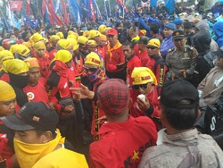 Jelang Penetapan UMK, Ribuan Buruh Demo di Gedung Sate