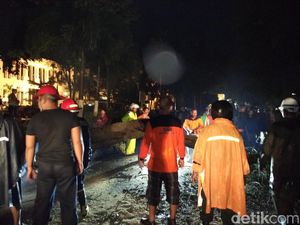 Hujan dan Angin Kencang Tumbangkan Pohon Dekat Titik Nol Kilometer Yogya