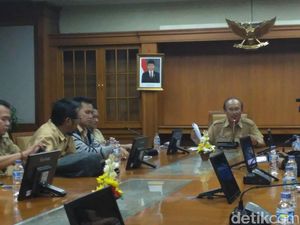 Gubernur Jabar Tetapkan UMK 2017, Karawang Tertinggi dan Pangandaran Terendah Gubernur Jabar Tetapkan UMK 2017, Karawang Tertinggi dan Pangandaran Terendah