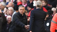 Arsene Wenger dan Jose Mourinho memenuhi janji untuk saling menjabat tangan. Tangan memang berjabat, tapi mata kedua manajer tidak saling memandang.