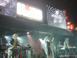 Penampilan Stars and Rabbit dan Bottlesmoker di Panggung Artwarding Night