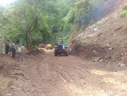 Longsor yang Menutup Jalur Trenggalek-Ponorogo Sudah Teratasi