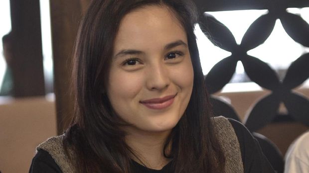 Aktris Chelsea Islan berpose saat konferensi pers film terbaru yang dibintanginya berjudul Headshot di Cinema XXI Panakukkang, Makassar, Sulawesi Selatan, Minggu (20/11). Film bergenre laga tentang pencarian jati diri pria misterius yang terbangun dari koma itu telah tayang di 25 festival film dunia dan di kota lain di Indonesia, dan baru akan resmi ditayangkan untuk umum pada 8 Desember 2016. ANTARA FOTO/ Dewi Fajriani/ama/16