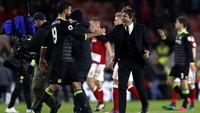Antonio Conte merayakan kemenangan dengan para pemain Chelsea. Lee Smith/Reuters/detikFoto.