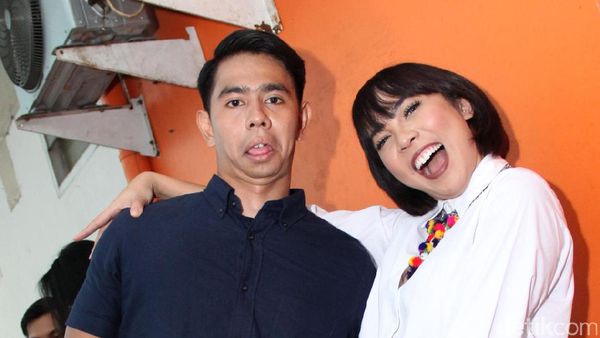 Pose Kocak Fitri Tropica dan Suami, Couples Goals?