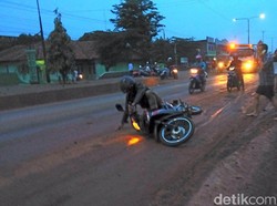 Belasan Pemotor Berjatuhan di Pantura Batang karena Jalan Berlumpur