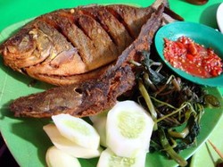 Ada Sambal Setan yang Pedas Menyengat dan Katupe Sayur yang Mantap di Kawasan Benhil