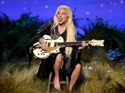 Tanpa Alas Kaki, Lady Gaga Tampil Memukau di American Music Awards 2016