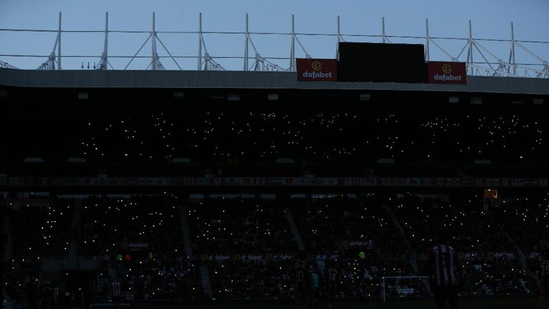 Ironis! Mati Lampu di Stadion Cahaya