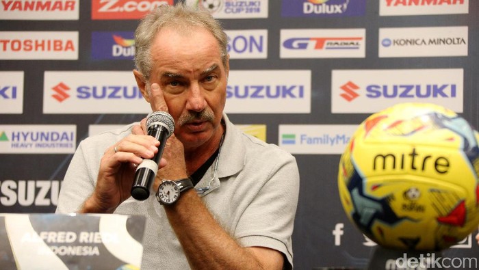 Alfred Riedl Jumpa Pers Jelang Lawan Filipina Tim nasional Indonesia akan berhadapan dengan tuan rumah Filipina di Piala AFF, Selasa (22/11/2016) besok. Jelang laga tersebut, pelatih dari kedua negara, Alfred Riedl dan Thomas Dolley menggelar konferensi pers di Novotel Hotel, Manila , Senin (21/11/2016).