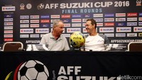 Alfred Riedl (kiri) berbincang dengan Thomas Dolley (kanan) di sela-sela konferensi pers.