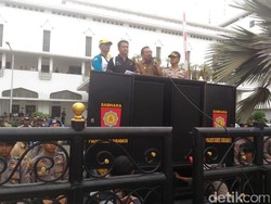 Di Depan Buruh, Gubernur Jatim Janji Tak Ada Penurunan Upah