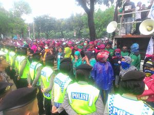 Tuntut Kenaikan UMP, Buruh Datangi Balai Kota DKI