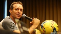 Thomas Dolley memberikan penjelasan terkait persiapan pemain Filipina.