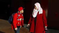 Dua orang fans Manchester United terlihat berada di luar Old Trafford sebelum perjamuan The Red Devils terhadap Arsenal. (Foto: Reuters / Jason Cairnduff Livepic)