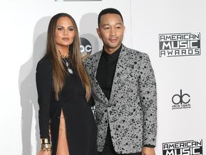 Duh, Chrissy Teigen Nyaris Ekspos Organ Intim di AMA 2016