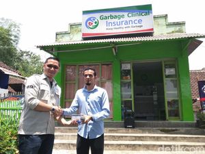 Gamal Albinsaid Mengubah Sampah Menjadi Sumber Kesehatan