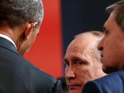 Hubungan Tegang, Obama dan Putin Berjabat Tangan