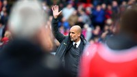 Lambaian tangan Jose Guardiola ke arah suporter City di Selhurst Park. (Foto: Charlie Crowhurst/Getty Images)