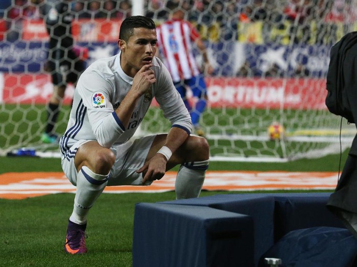 Soccer Football - Atletico Madrid v Real Madrid - La Liga - Vicente Calderon, Madrid, Spain - 19/11/16 Real Madrid's Cristiano Ronaldo celebrates scoring their second goal  Reuters / Sergio Perez Livepic EDITORIAL USE ONLY.