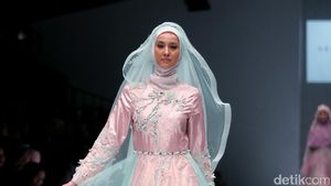 Foto: Koleksi Oki Setiana Dewi Bridal di Jakarta Fashion Week 2017