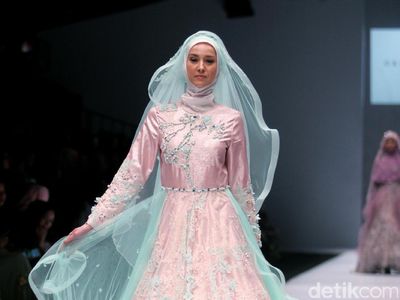 Foto: Koleksi Oki Setiana Dewi Bridal di Jakarta Fashion Week 2017