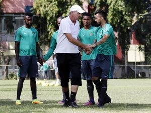 Riedl Belum Mau Bocorkan Siapa Pengganti Fachruddin dan Yanto Basna