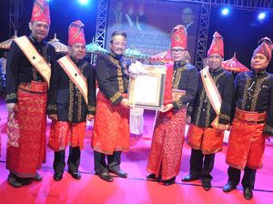 Menaker Hanif Terima Gelar Warga Kehormatan dari Kesultanan Sumbawa