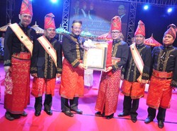 Menaker Hanif Terima Gelar Warga Kehormatan dari Kesultanan Sumbawa