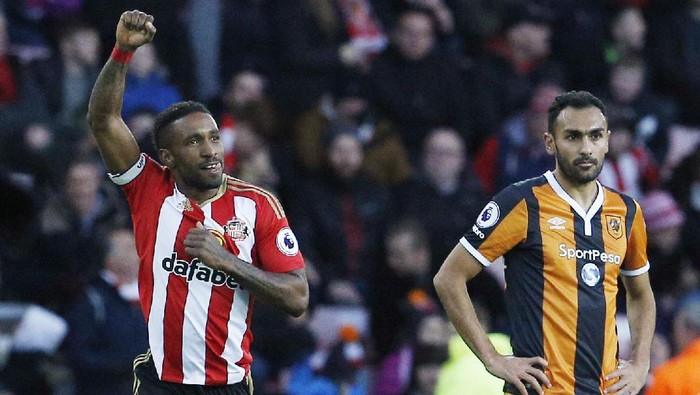 Britain Football Soccer - Sunderland v Hull City - Premier League - The Stadium of Light - 19/11/16 Sunderland's Jermain Defoe celebrates scoring their first goal Action Images via Reuters / Craig Brough Livepic EDITORIAL USE ONLY. No use with unauthorized audio, video, data, fixture lists, club/league logos or 