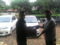 Klub Pecinta Toyota Etios Valco Bantu Korban Banjir Karawang