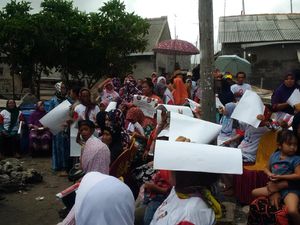 Ibu-ibu Kehujanan Saat Ikut Kampanye, Anies Janjikan Gedung Pertemuan