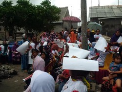 Ibu-ibu Kehujanan Saat Ikut Kampanye, Anies Janjikan Gedung Pertemuan