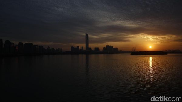 Potret Golden Sunrise Juara dari Danau Jinji, China