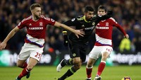 Diego Costa berusaha melewati Chambers dan Marten de Roon. Andrew Yates/Reuters/detikFoto.