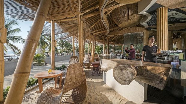 'Beach Club' Rumah Bambu Berpemandangan Samudera Hindia
