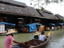 Belanja Seru di Pasar Apung Pattaya, Thailand