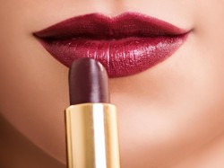 5 Kesalahan Pakai Lipstik yang Tak Disadari Wanita