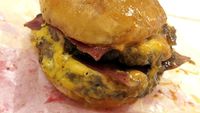 Nyamm! Puasnya Melahap Burger Smacker Berisi Dua Patty, Beef Bacon dan Lelehan Keju