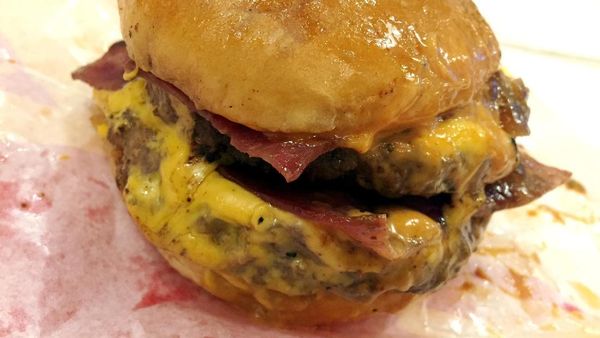 Nyamm! Puasnya Melahap Burger Smacker Berisi Dua Patty, Beef Bacon dan Lelehan Keju