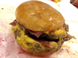 Flip Burger: Gurih Mantap Smacker Berisi Dua Patty, Beef Bacon dan Lelehan Keju