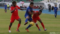 Theerathon Bunmathan mengirim umpan dari sisi kanan ke dalam kotak penalti Singapura. Umpan silang tersebut diteruskan Sarawut Masuk dengan sundulan yang mengarah ke pojok kiri atas gawang Singapura.