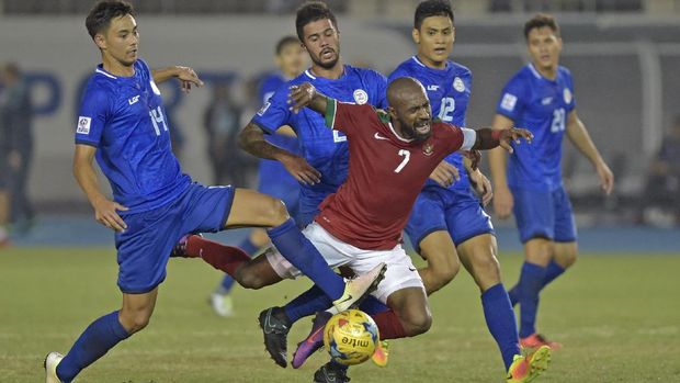 Boaz Solossa dikepung pemain Filipina.