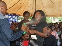 Penyembuhan ala Pastor Afsel: Semprotkan Anti Serangga ke Muka Jemaat