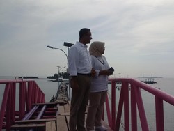 Kemesraan Anies Baswedan dan Istri di Jembatan Cinta Pulau Tidung