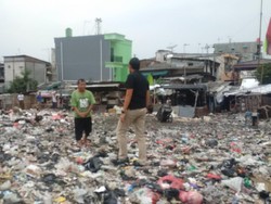 Tinjau TPS Tempat Warga Ternak Domba, Sandiaga Janjikan Penataan