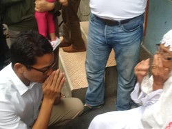 Di Pademangan Barat, Sandiaga Didoakan Sesepuh Warga Berusia 97 Tahun