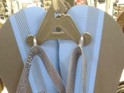 Putih-Emas atau Biru-Emas? Warna Sandal Jepit Ini Jadi Kontroversi