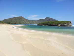 Satu Lagi yang Cantik dari Sumbawa: Pantai Baha Baha