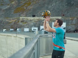 Tembakan Pemecah Rekor Dunia dari Atas Bendungan Setinggi 180 Meter